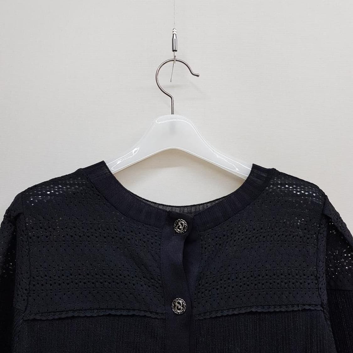 한섬 SJSJ 2021 펀칭 디테일 버튼 니트 가디건 76-90-155 상품이미지2