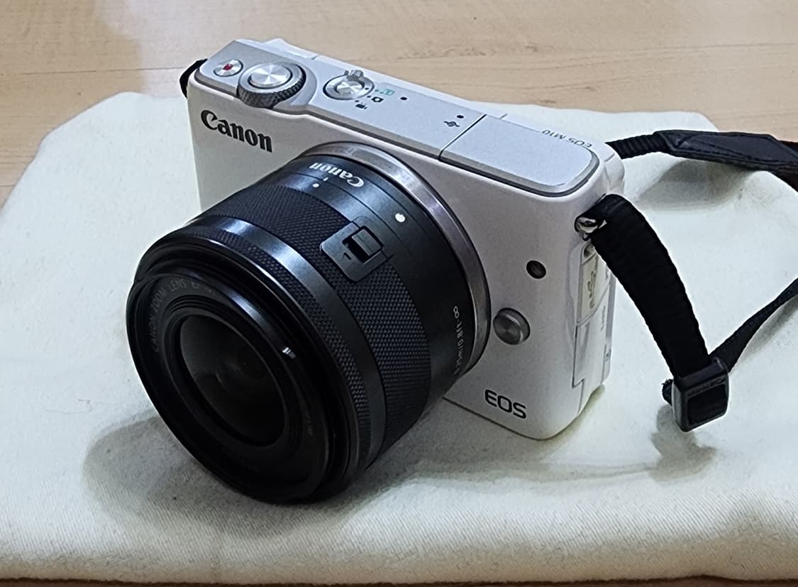 캐논 EOS M10 화이트 미러리스 카메라와 15-45mm 렌즈팝니다. 상품이미지1
