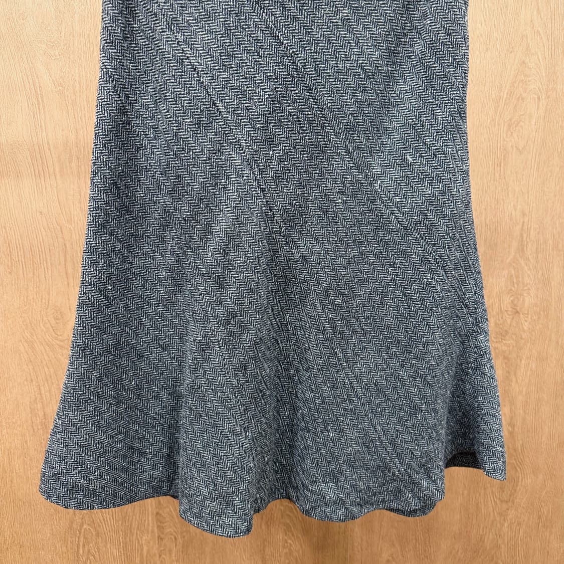 막스앤코 헤링본 미디 스커트 사이드 지퍼 디테일 플레어핏 그레이 상품이미지5