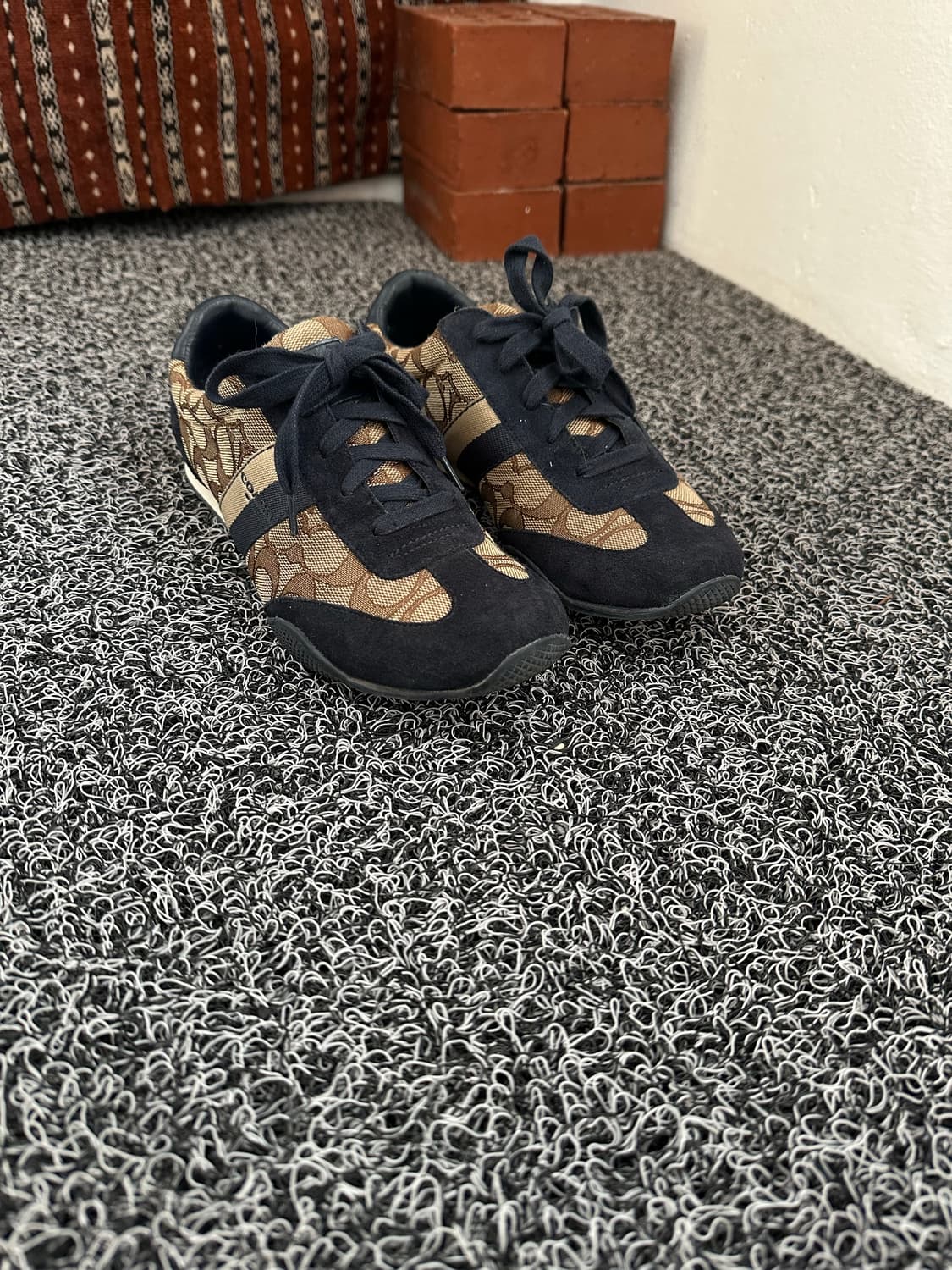 코치 로고 패턴 스니커즈 235mm 상품이미지2