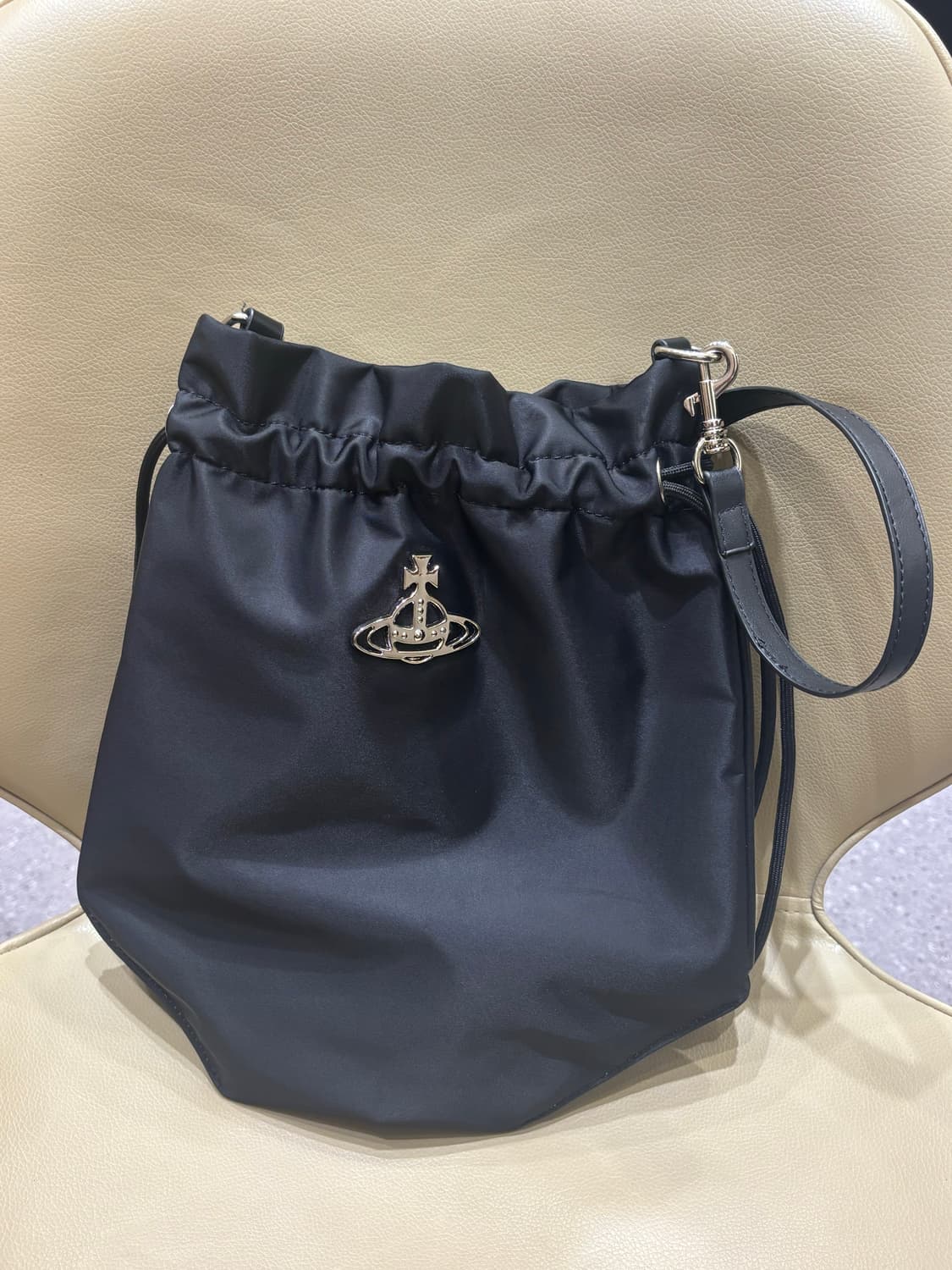 비비안웨스트우드 드로스트링 숄더백 상품이미지1