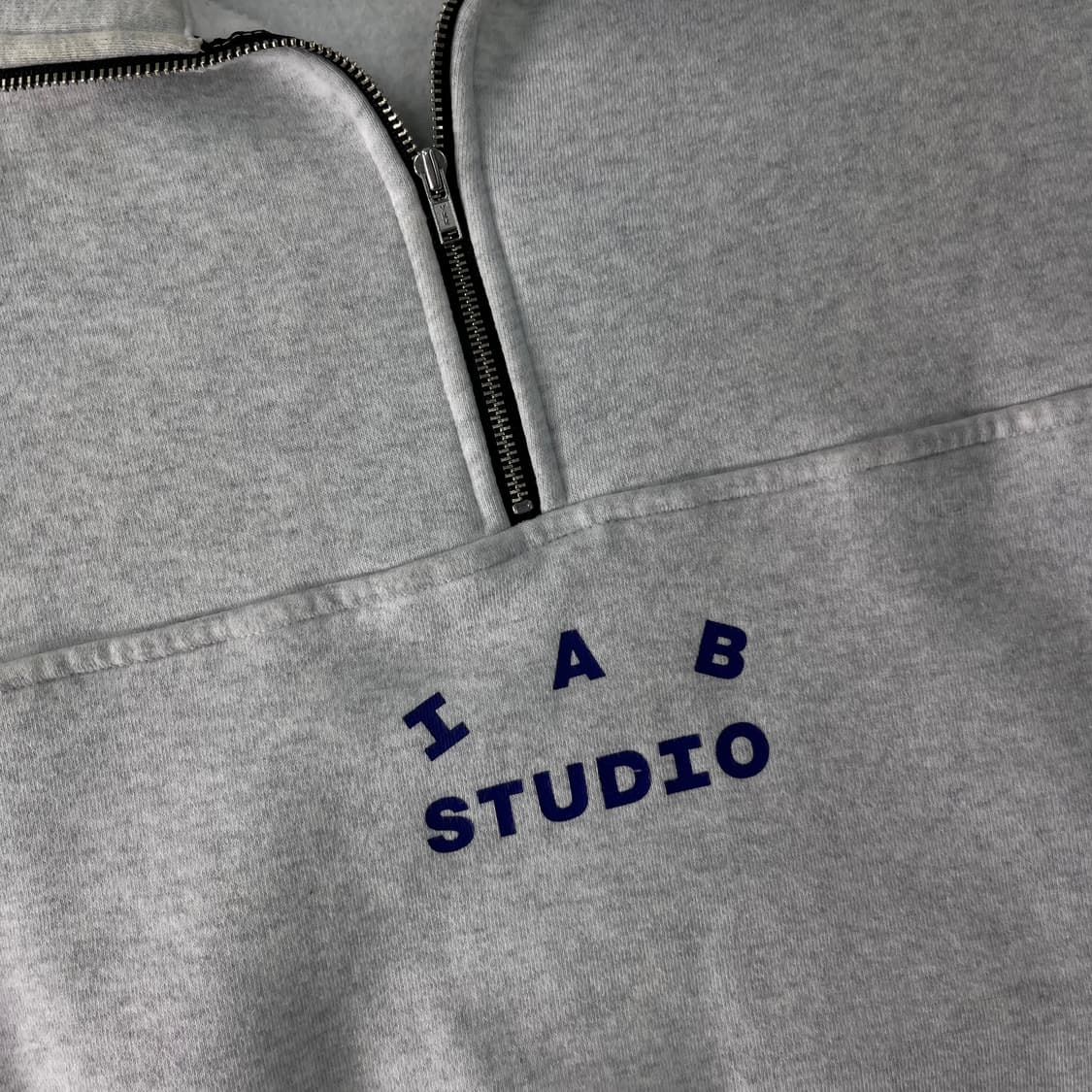 100 아이앱 스튜디오 오트밀 반집업 맨투맨 상품이미지3