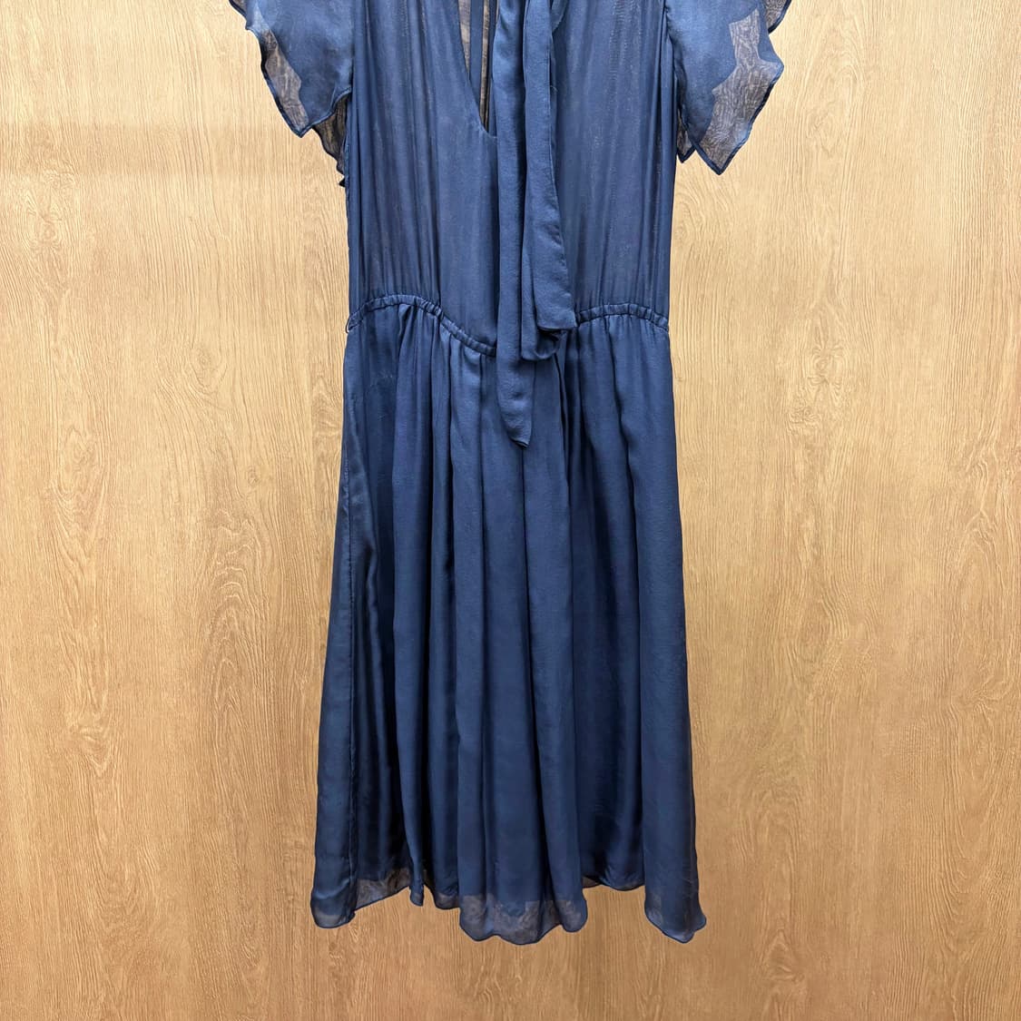 살바토레 페라가모 실크 원피스 러플 캡 슬리브 타이넥 셔링 디테일 네이비 상품이미지5