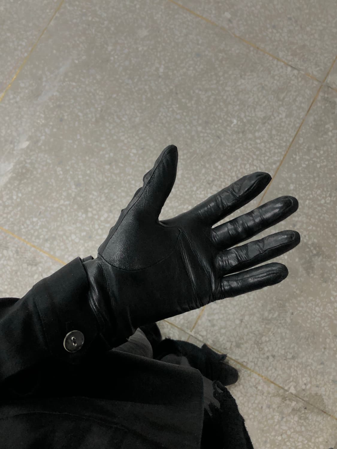 프라다 레더 스트랩 포코노 글러브 상품이미지2