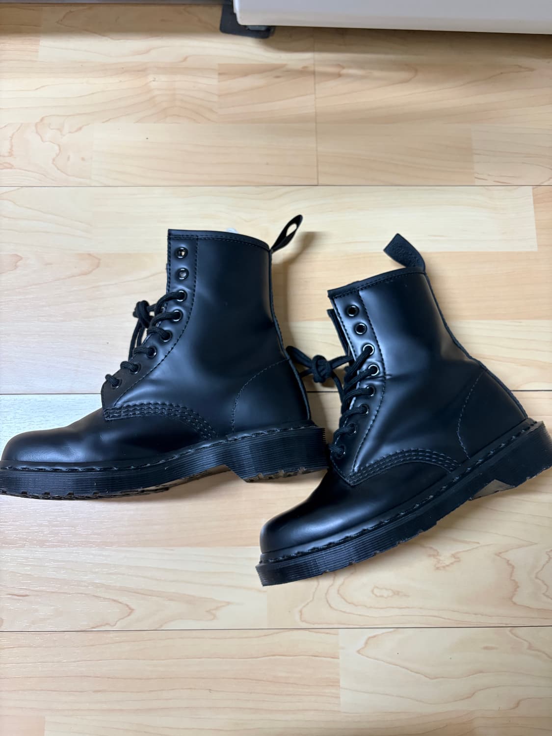 닥터마틴 1460 모노블랙 8홀 UK3(220) 상품이미지3