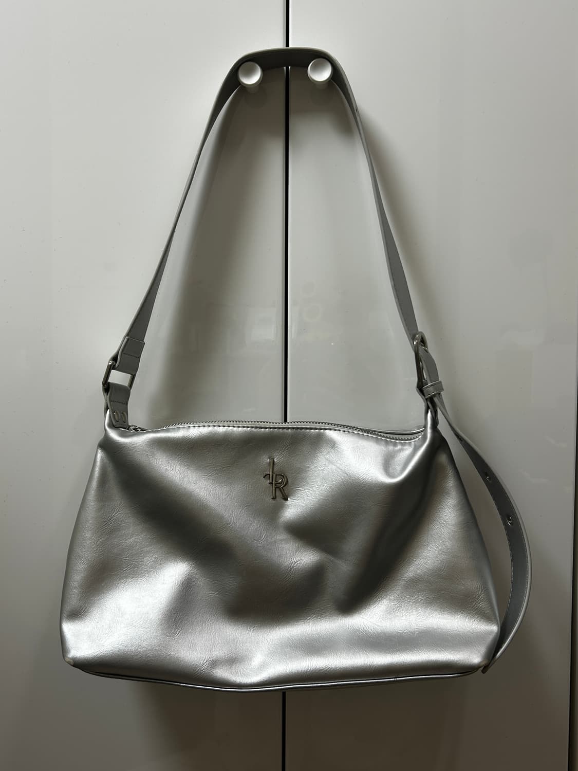 레더리 지퍼드 숄더백 실버 상품이미지3