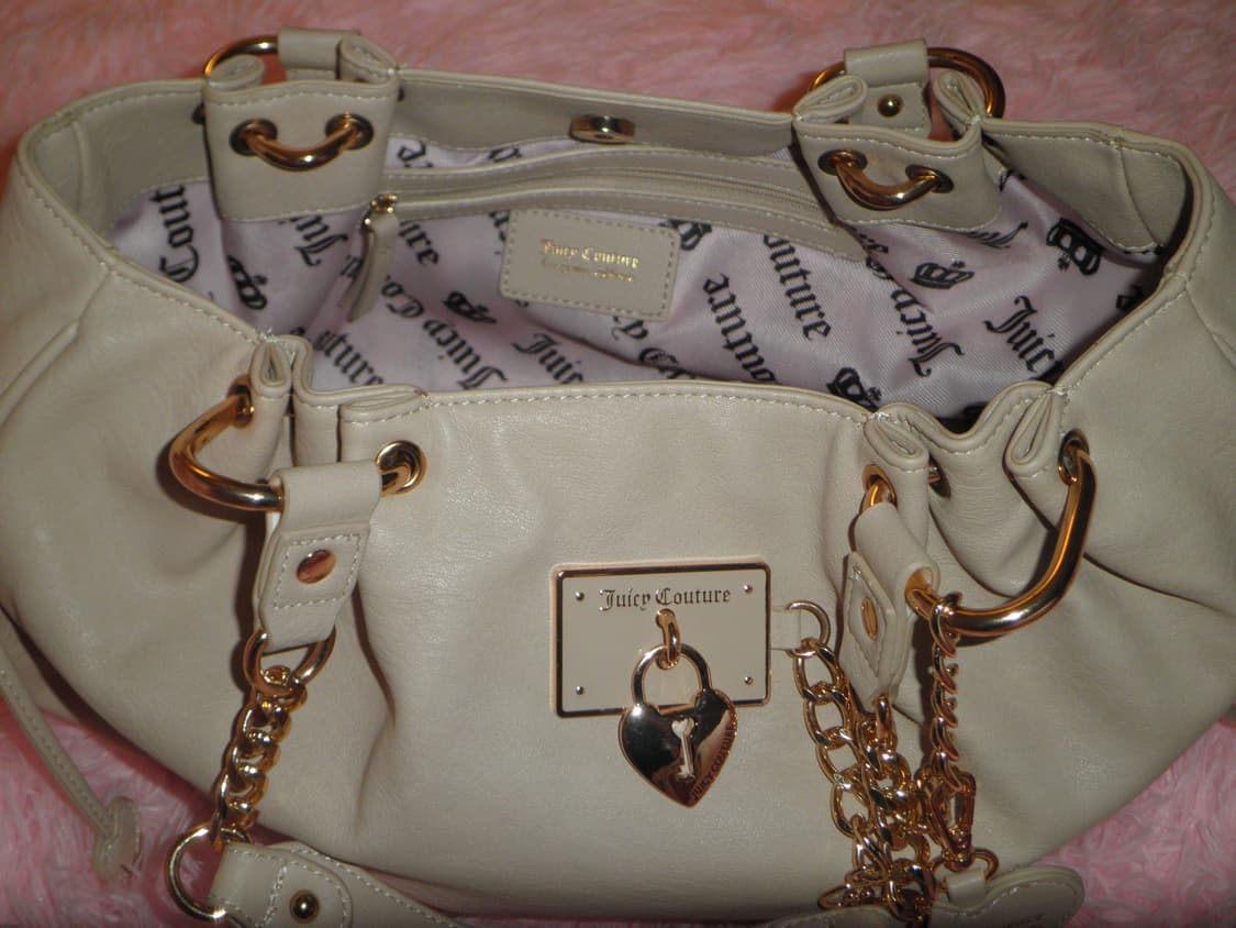 쥬시 꾸뛰르 하트 열쇠 챰 베이지 레더 숄더백 상품이미지2