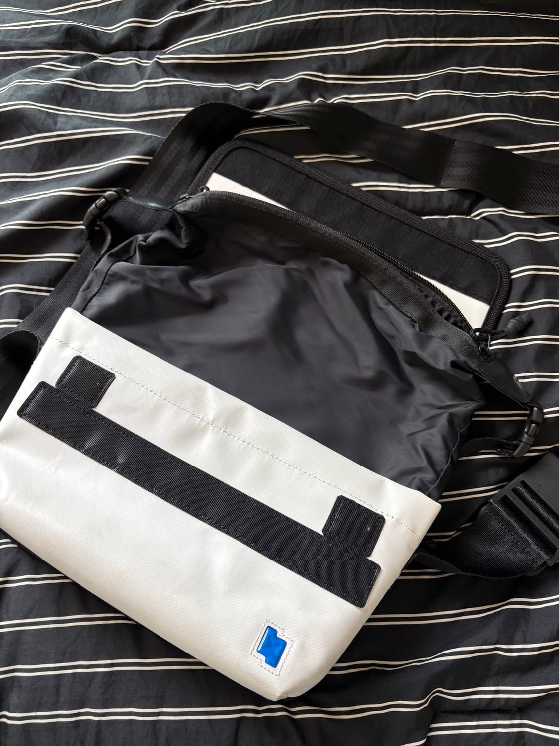 아더에러 스몰 트레이스 이스티 메신저백 상품이미지4