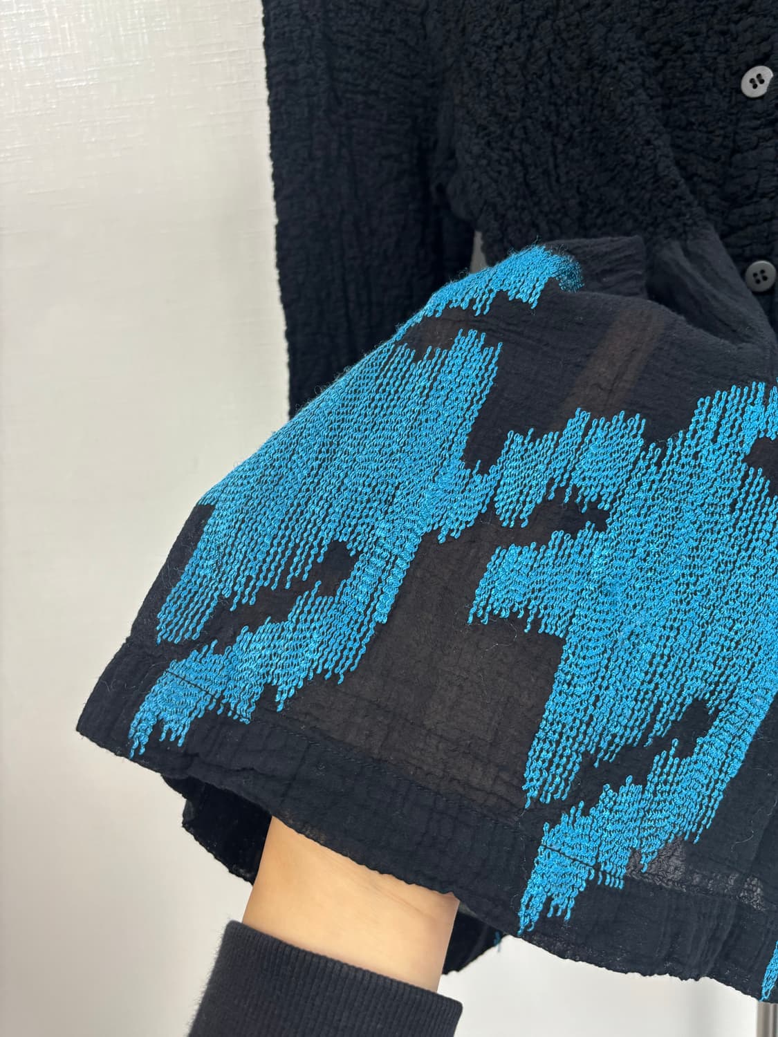 쫀득 크링클 밑단 에메랄드 자수 버튼업 가디건 상품이미지4