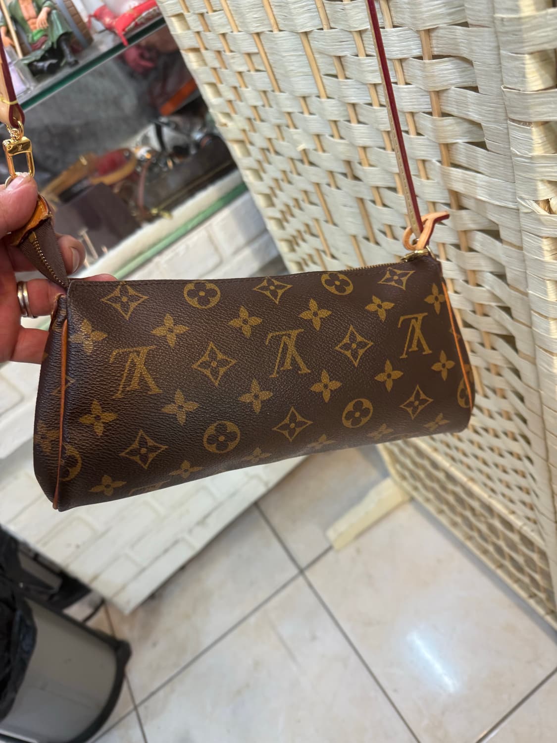 정품 루이비통 에바클러치 팝니다 상품이미지4