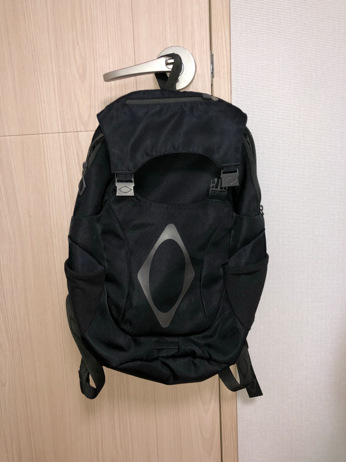 미스치프 버클 플랩 백팩 블랙 상품이미지1