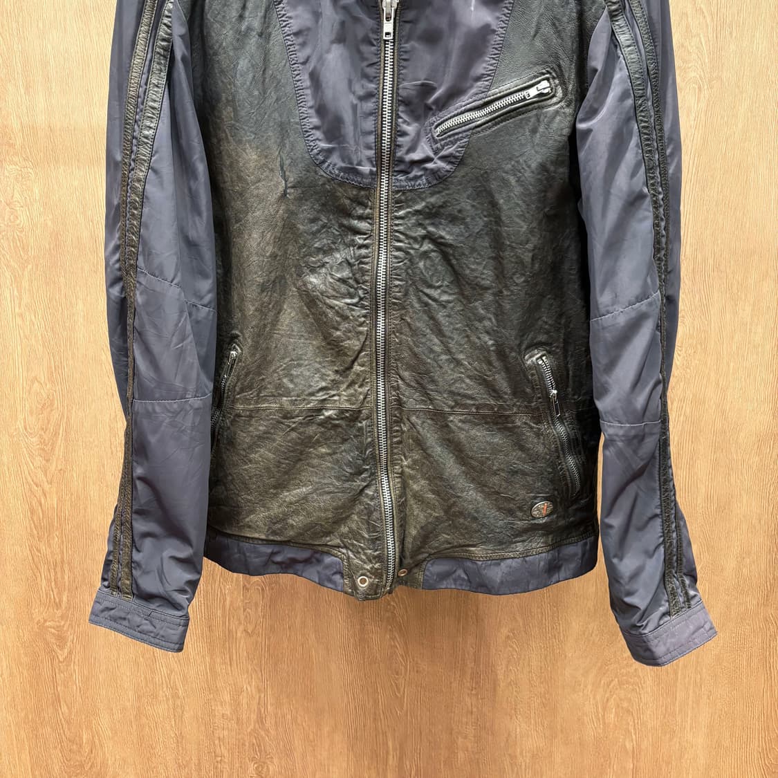 디젤 셰어링 레더 믹스 라이더 자켓 메탈 패치 셔링 디테일 차콜 브라운 상품이미지5