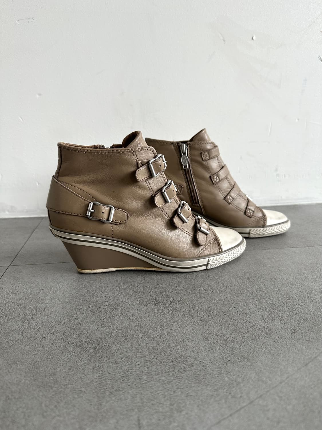 Ash 베이지 버클 레더 웨지 스니커즈 상품이미지3