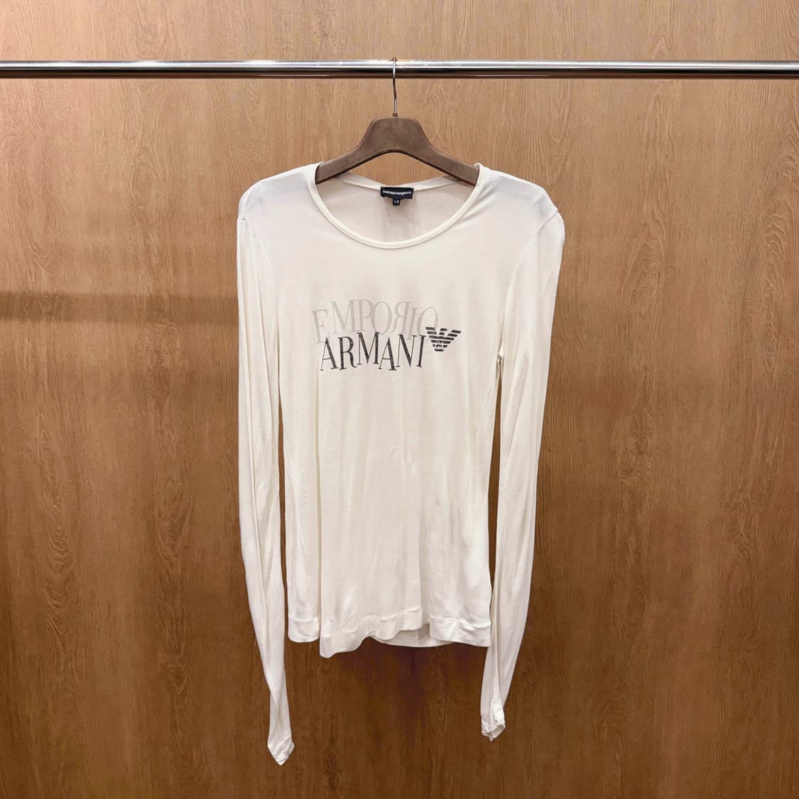 아르마니 익스체인지 레터링 로고 프린팅 긴팔 티셔츠 슬림핏 아이보리 상품이미지2