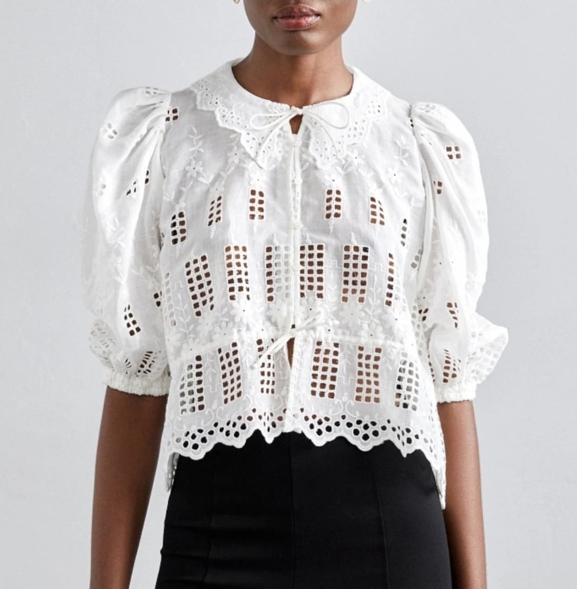 마쥬 오픈워크 자수 블라우스 상품이미지1