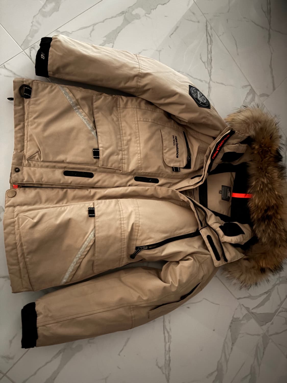 뉴발라스 구스다운 패딩 M 95 사이즈 팔아요 상품이미지2