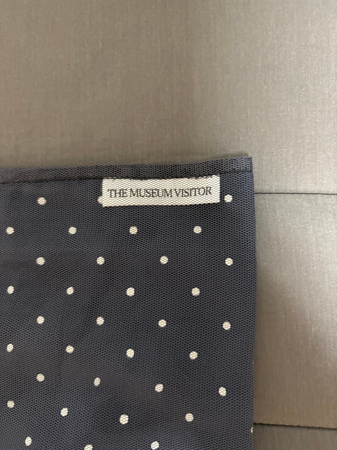 더뮤지엄비지터 도트 스카프 네이비 상품이미지3