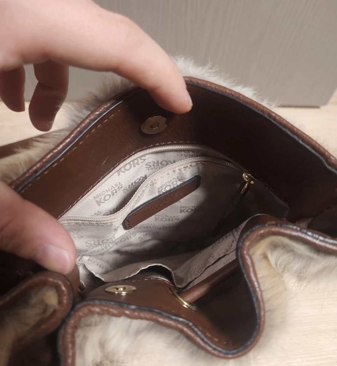 마이클 코어스 Michael Kors 퍼 크로스백 상품이미지3