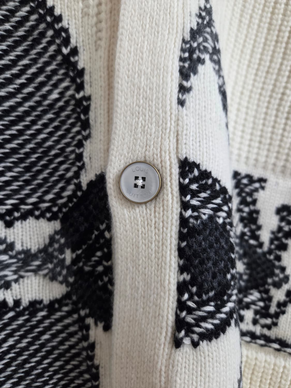 루이비통 남자 그래픽 니티드 밀크 화이트 니트 울 가디건  상품이미지3
