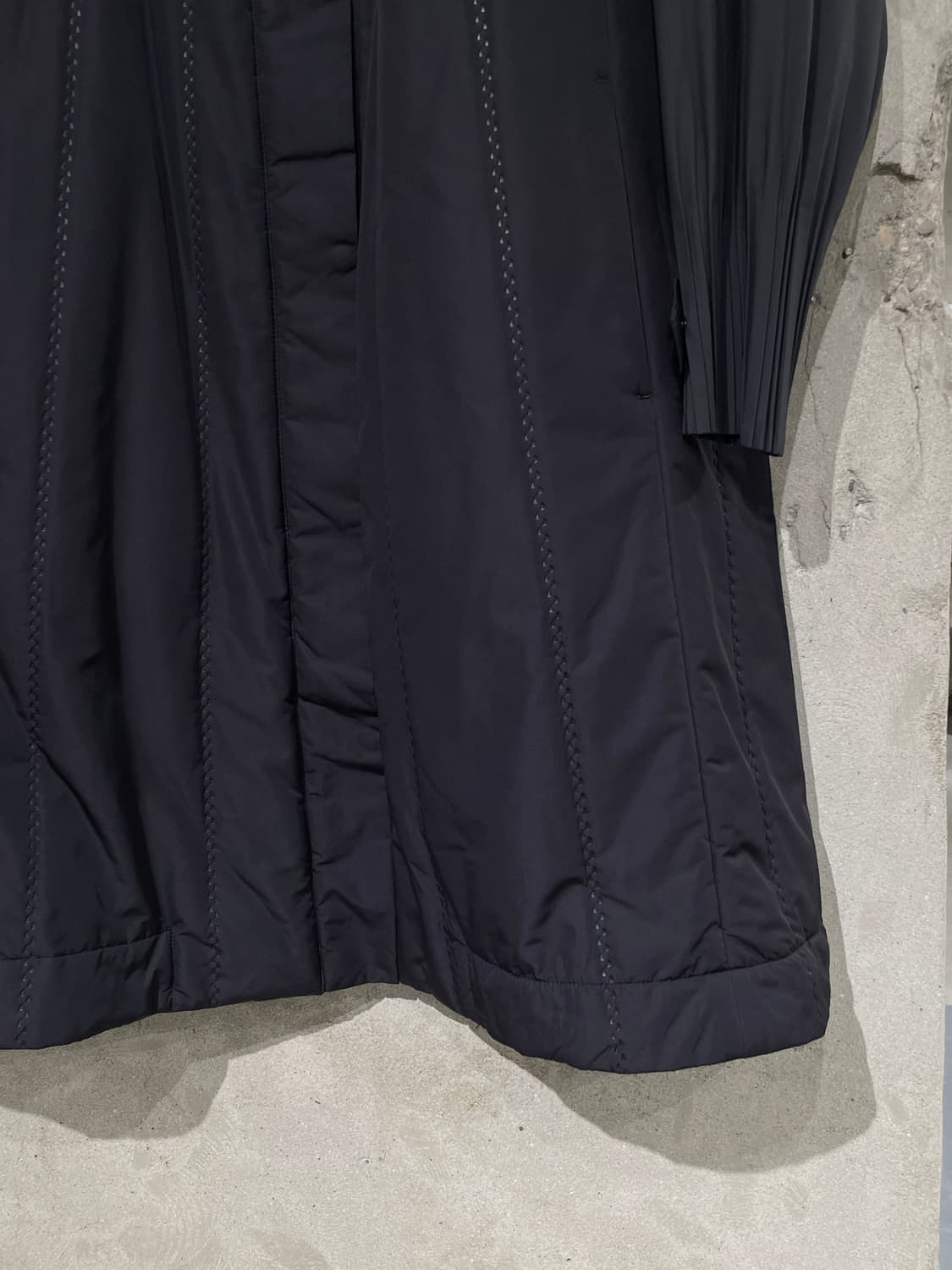 플리츠 플리즈 블랙 스냅 버튼 플리츠 슬리브 패디드 코트 상품이미지5