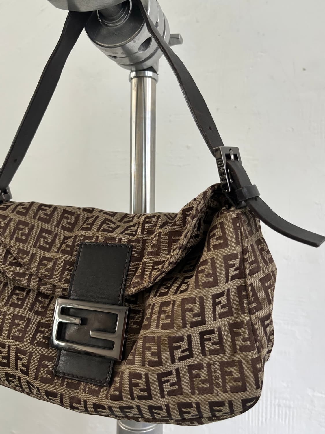 Fendi 펜디 FF 로고 블랙 버클 미니 숄더백 상품이미지2