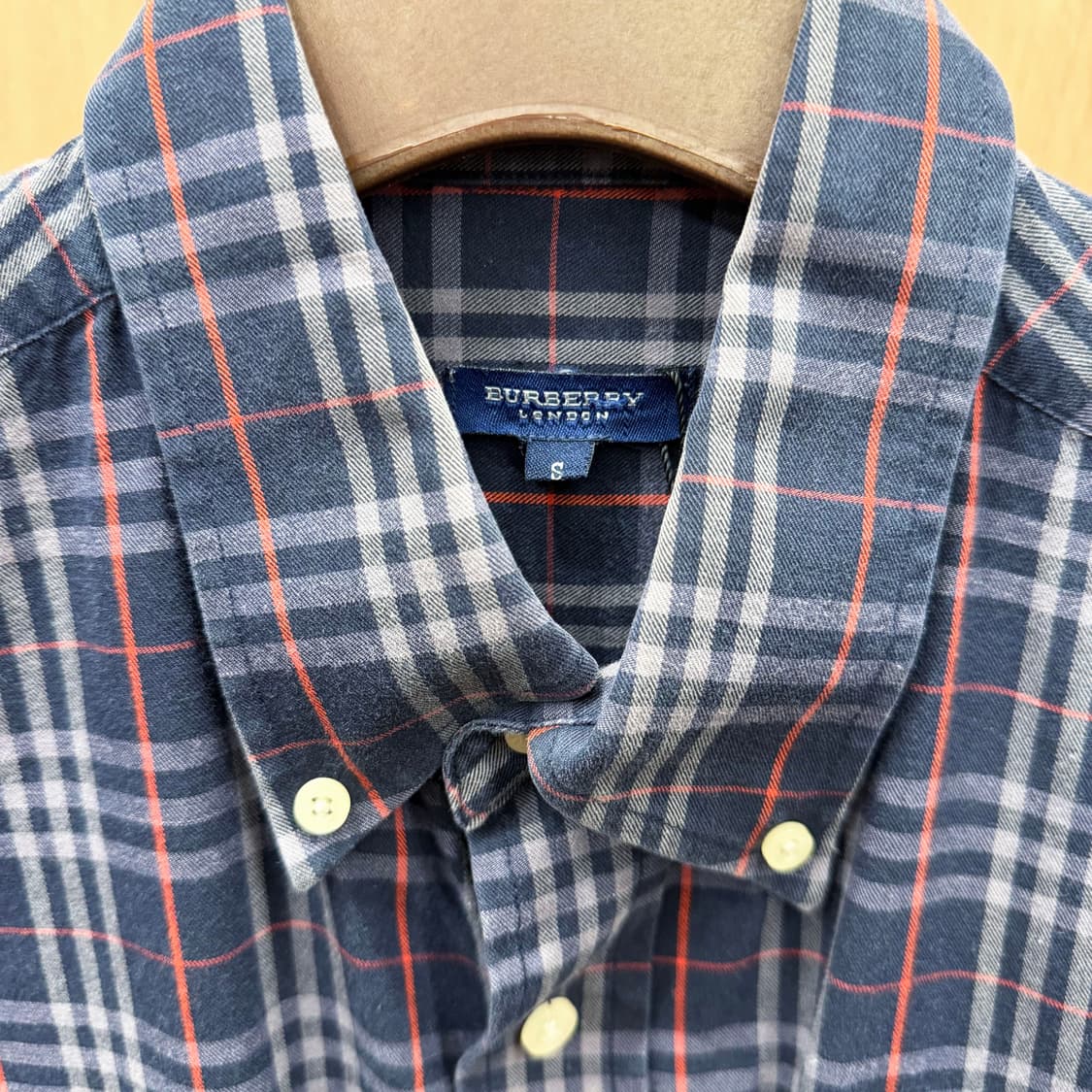 버버리 런던 코튼 긴팔 셔츠 클래식 체크 패턴 로고 자수 디테일 네이비 상품이미지7