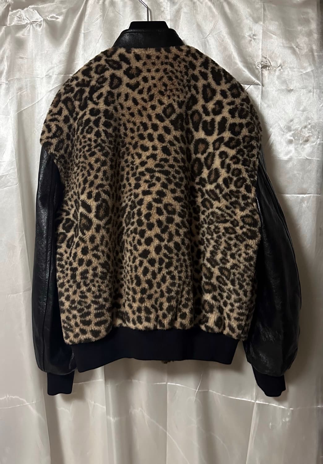 셀린느 AW22 카멜 퍼 레더 레오파드 바시티 자켓 상품이미지5