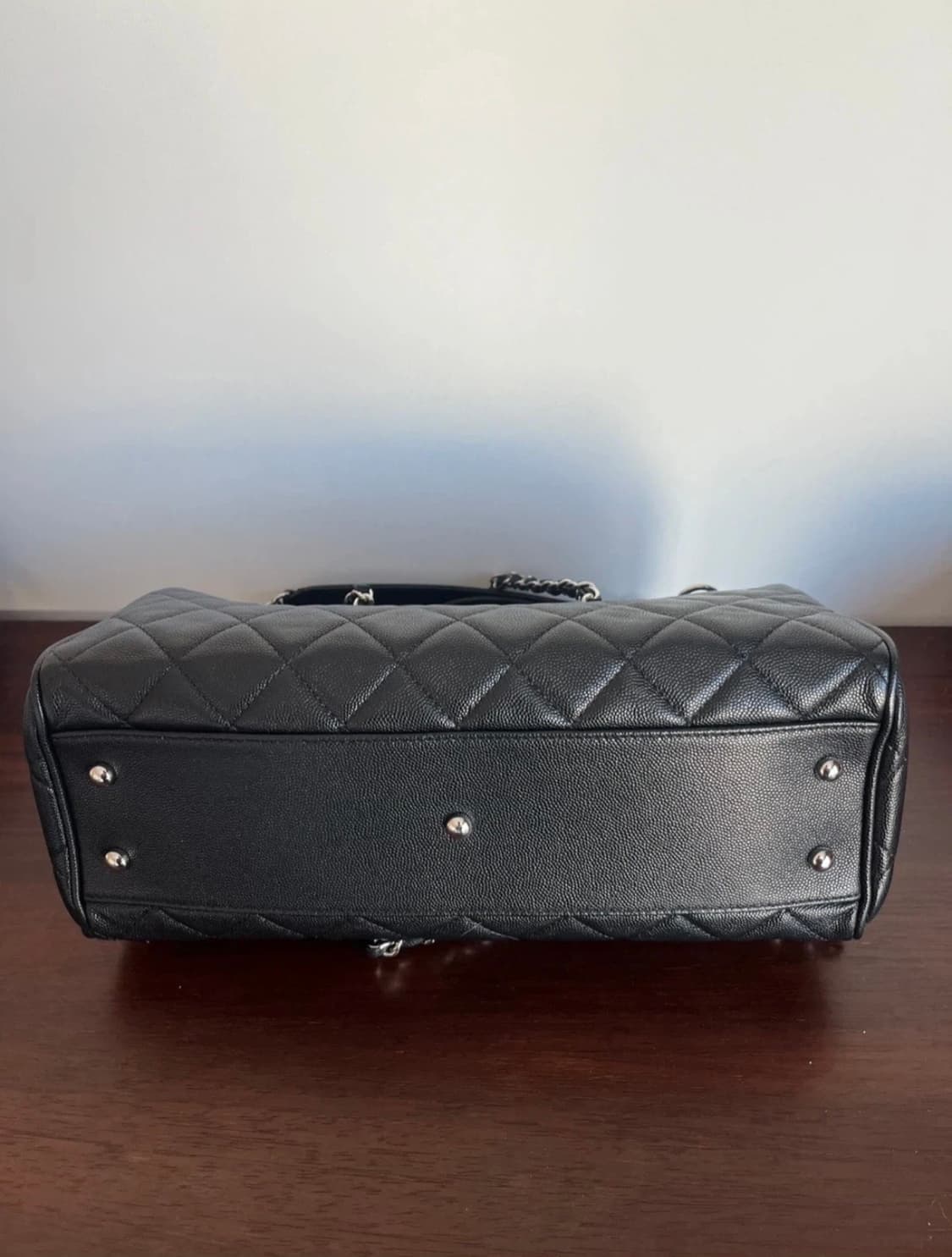 샤넬 25A 공방 블랙 퀼팅 볼링백 라지 상품이미지4