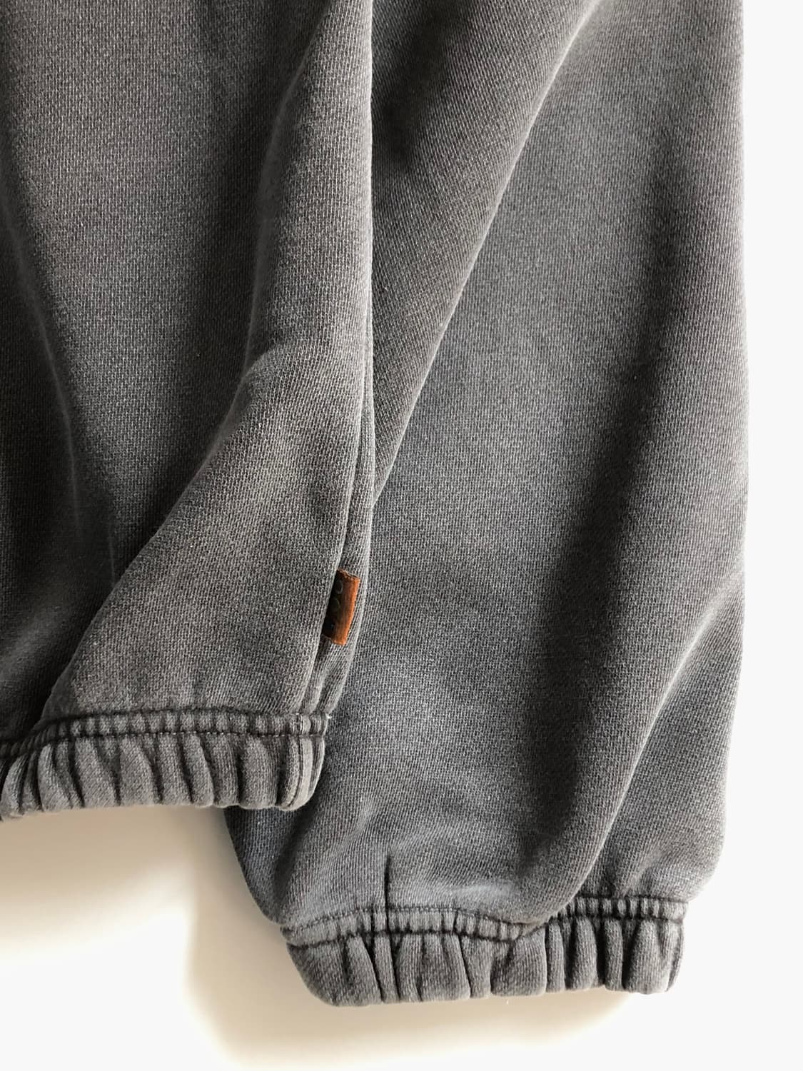 IAB STUDIO 아이앱 스튜디오 차콜 컬러 맨투맨 상품이미지6