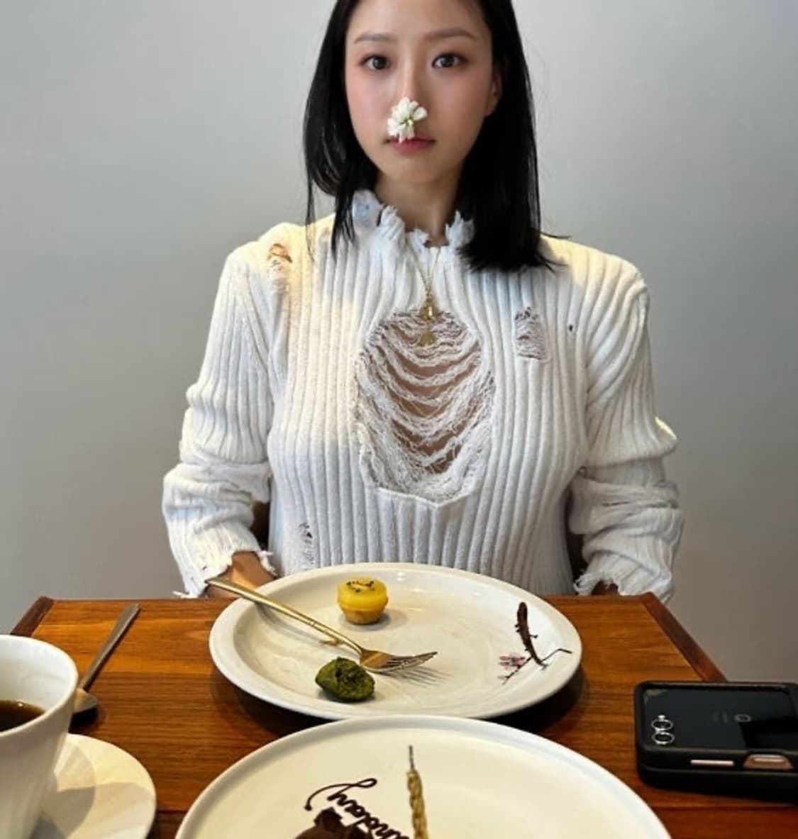 [고민시 착용] 오픈 와이와이 데미지 하트 풀오버 니트 스웨터 상품이미지2