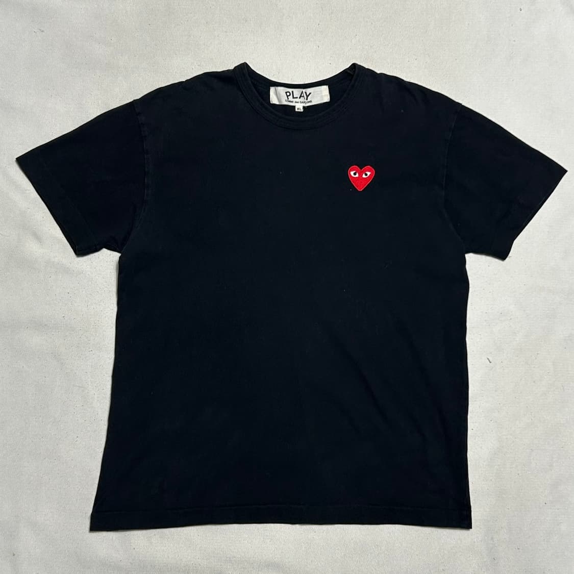 XL 꼼데가르송 레드하트 와펜 블랙 반팔티 상품이미지2