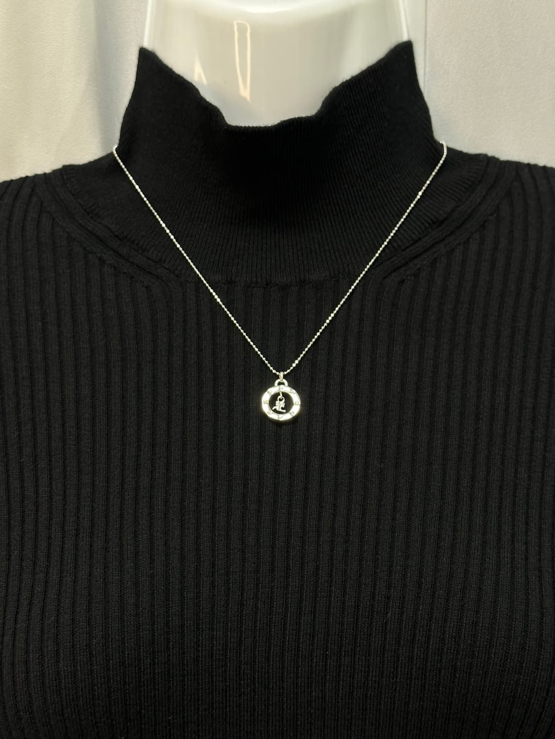 Courreges 꾸레쥬 실버 로고 서클 스윙 목걸이 상품이미지4