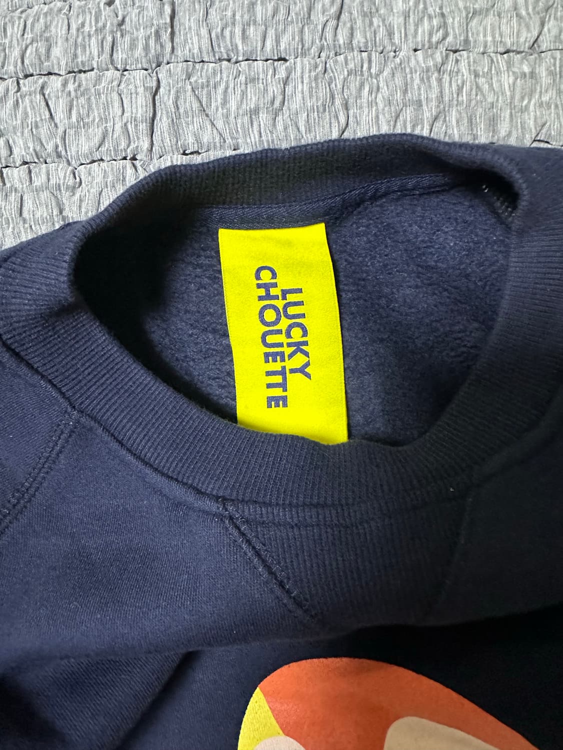 럭키슈에뜨 네이비 색상의 스웨트셔츠 상품이미지4