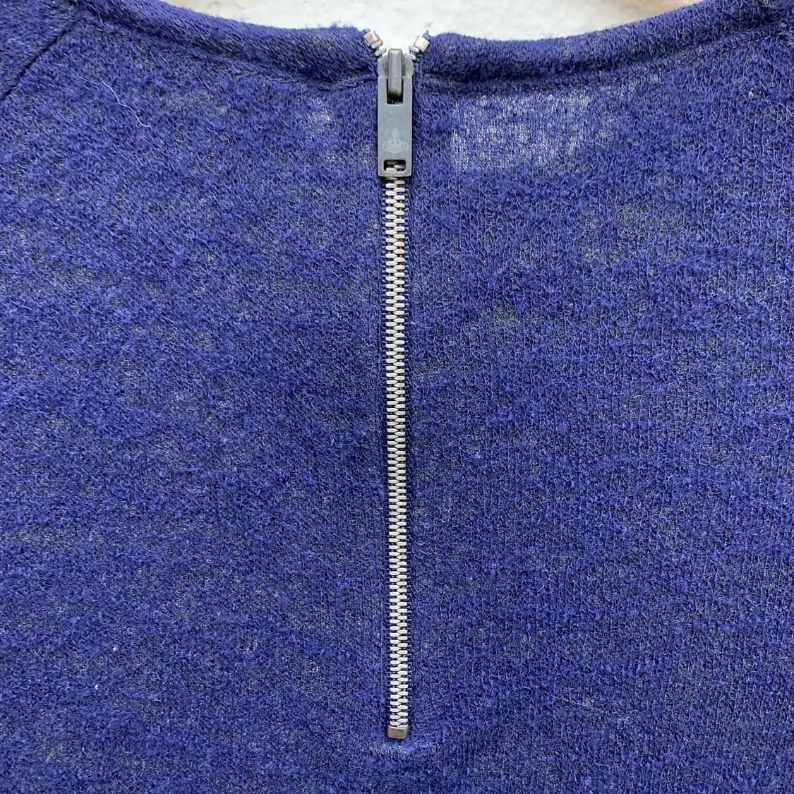 비비안 웨스트우드 네이비 로고 절개 라운드 니트 상품이미지5