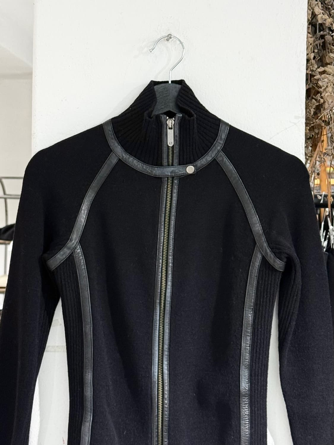 아르마니 익스체인지 네이비 레더 트리밍 하이넥 니트 집업 상품이미지4