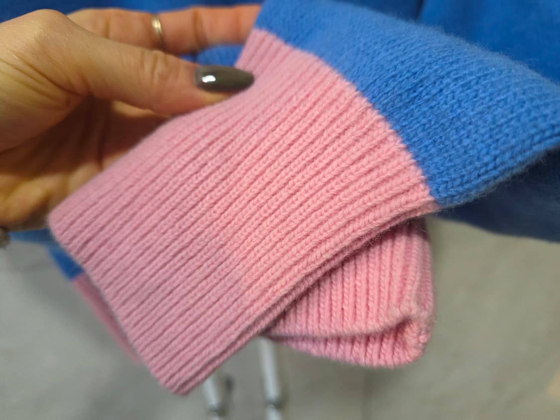 핑크배색 브이넥 울 니트  상품이미지3