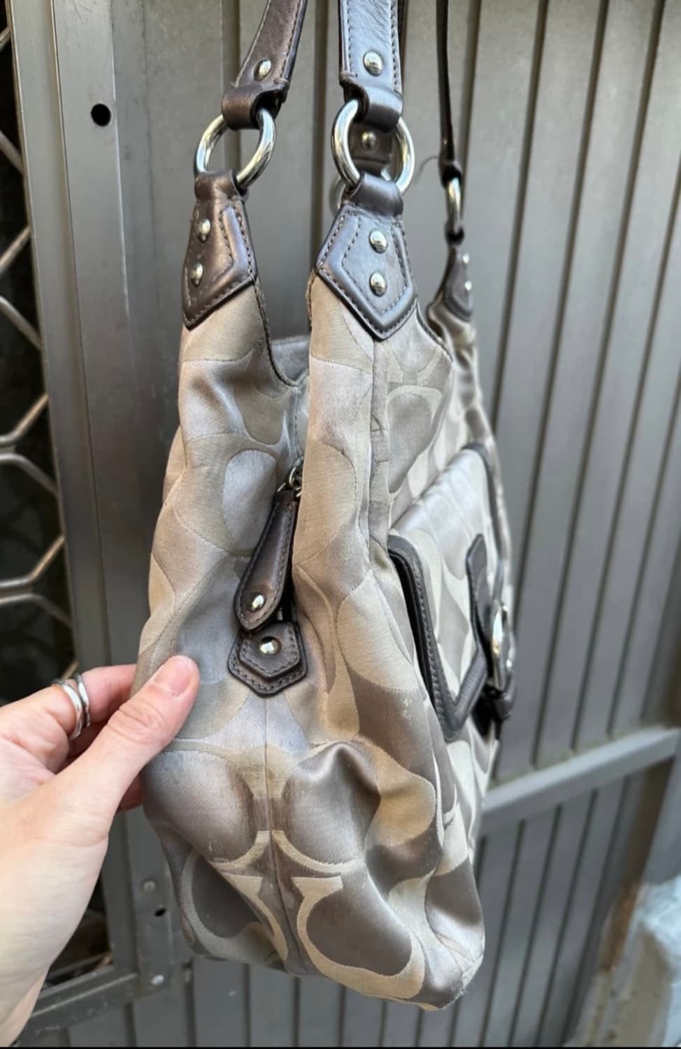 Coach stud point shoulder hobo bag 상품이미지3