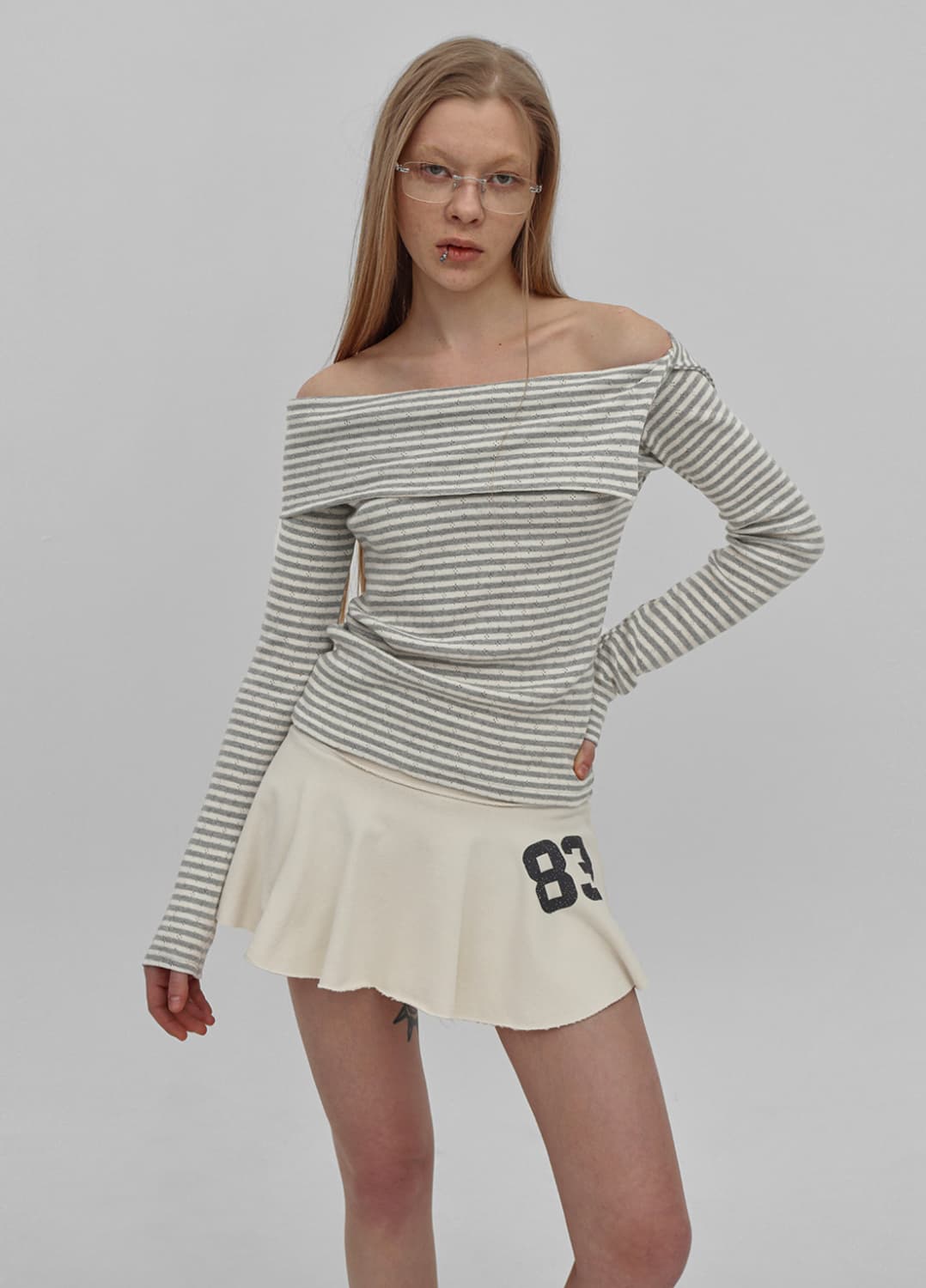 블랙업 스트라이프 오프숄더 탑 상품이미지1