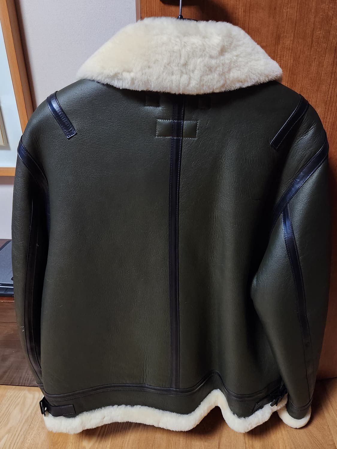 이스트로그 카키색 무스탕 L 상품이미지2