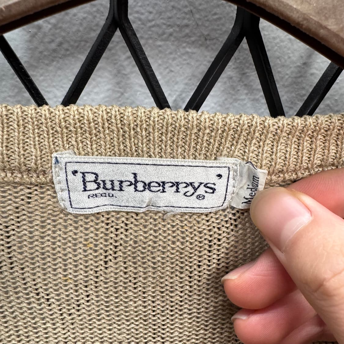 버버리 V넥 니트 전면 노바체크 패턴 포인트 베이지 상품이미지4