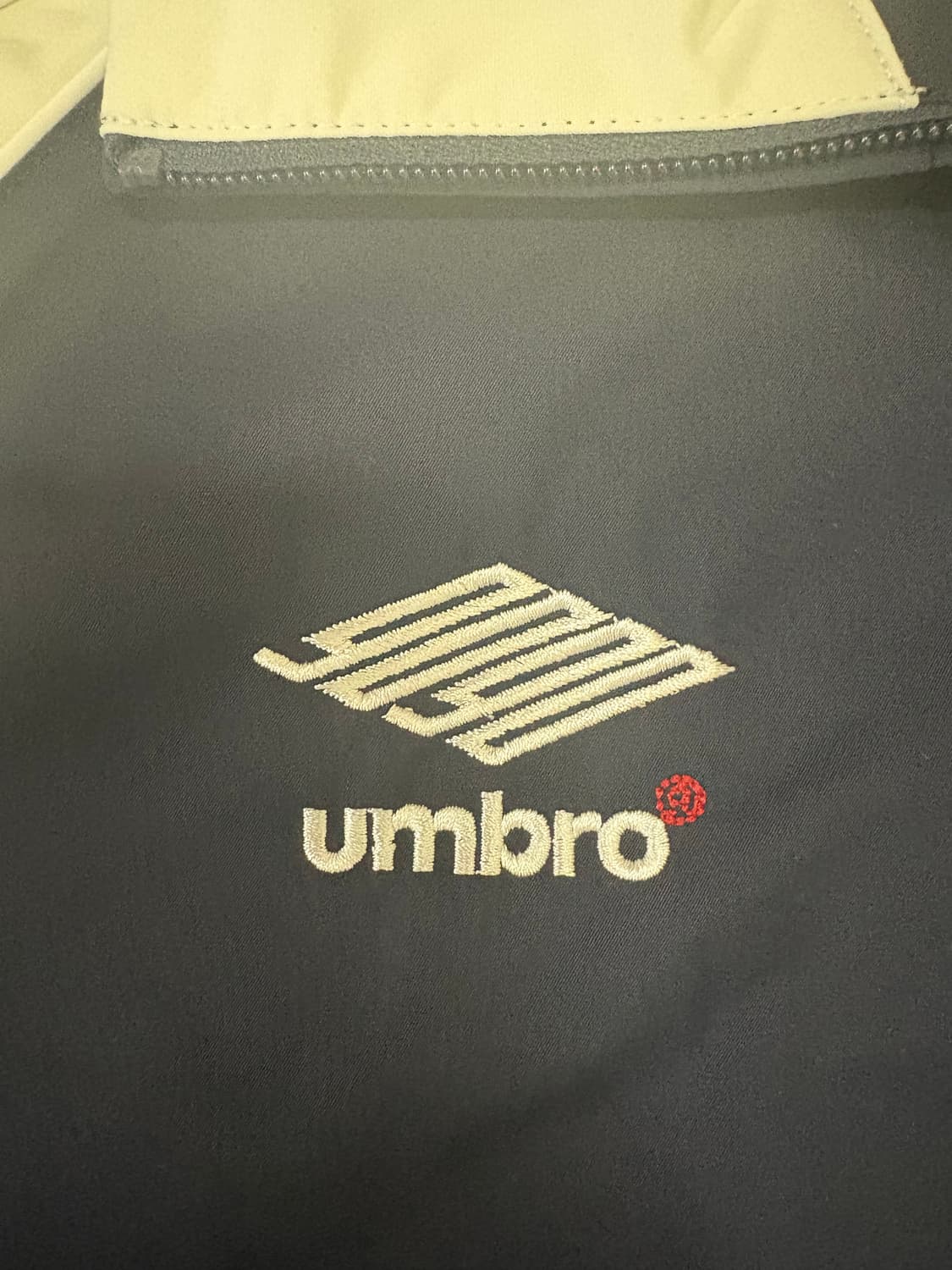 엄브로 X 9090 콜라보 바람막이 로스 네이비 L 상품이미지3