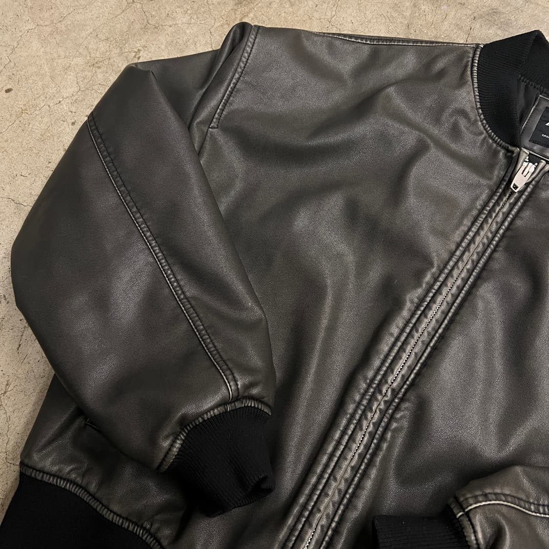 자라 페이크 레더 오버핏 빈티지워싱 봄버 자켓가죽 XL 상품이미지4