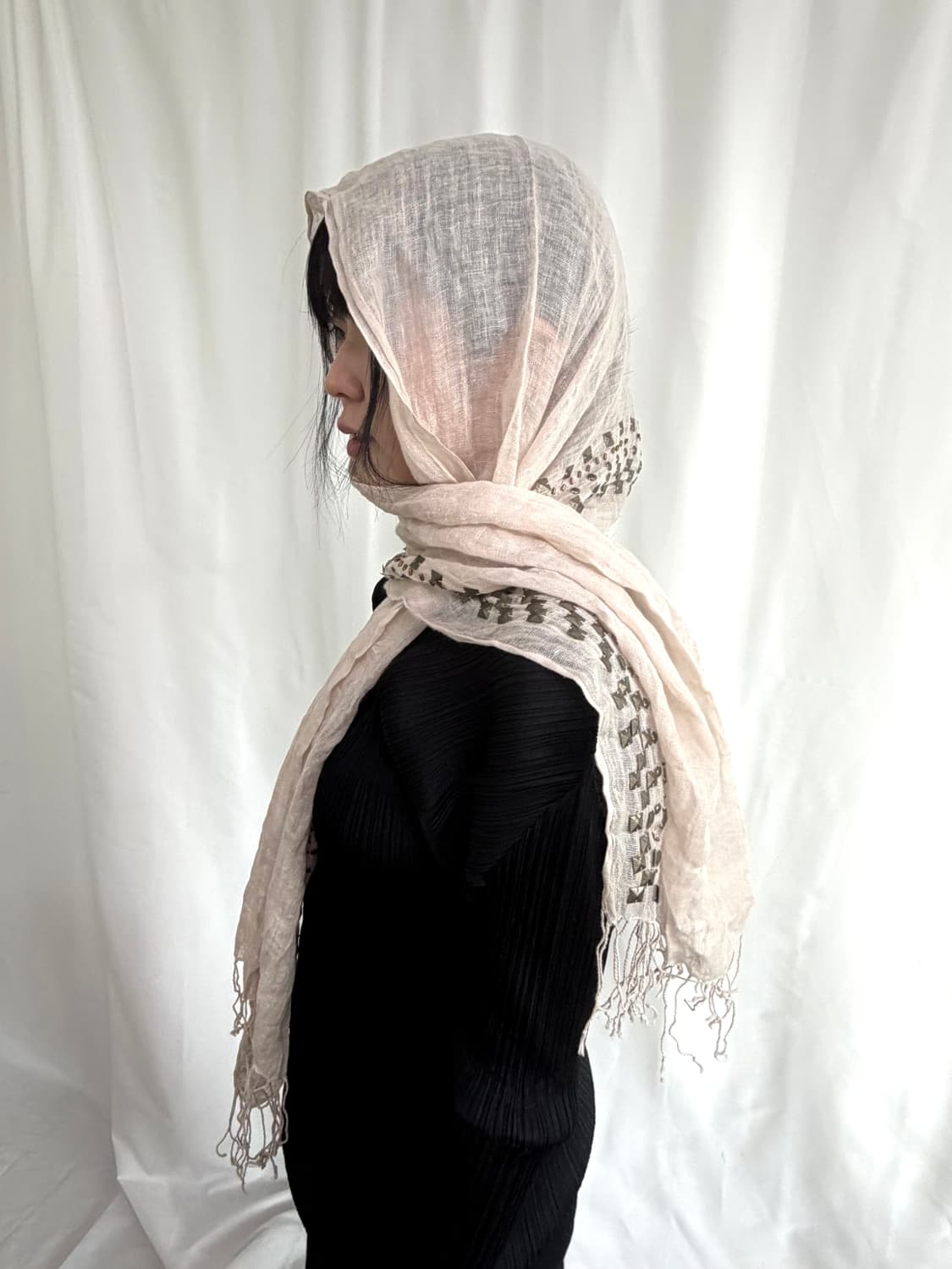 베이지 스터드 숄 스카프 상품이미지1