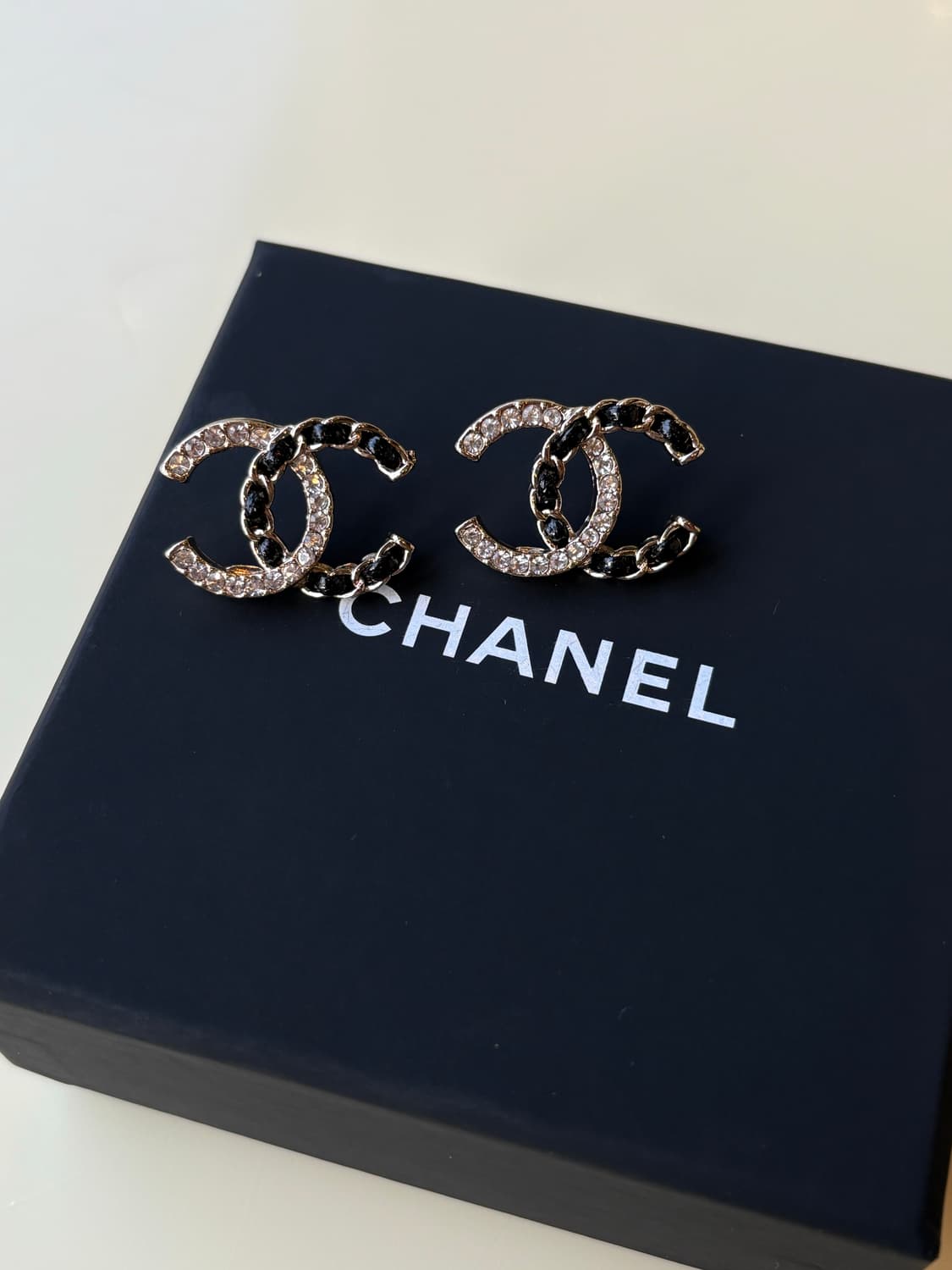 샤넬 정품 cc로고 업사이클링 크리스탈 레더 귀걸이 상품이미지2