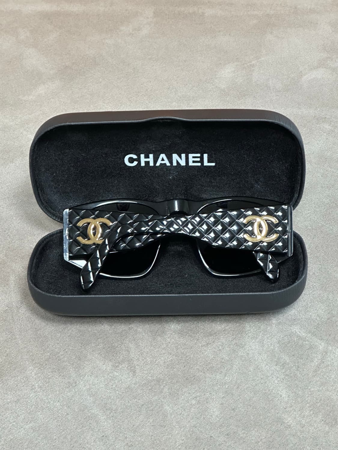 🕶️ 샤넬 퀼팅 CC 로고 블랙 선글라스  상품이미지7