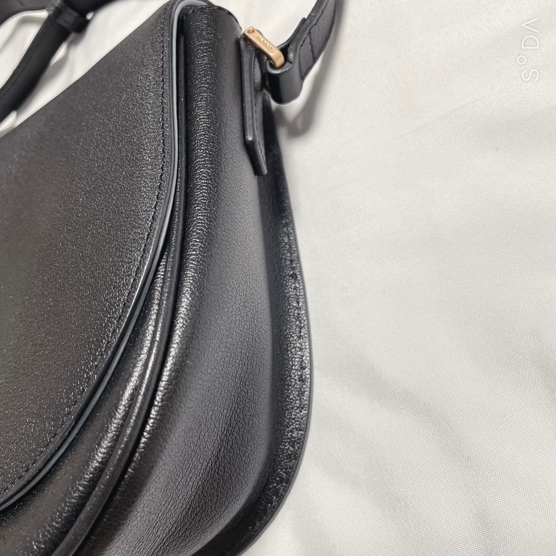 쿠론 반달 크로스백 블랙 상품이미지5