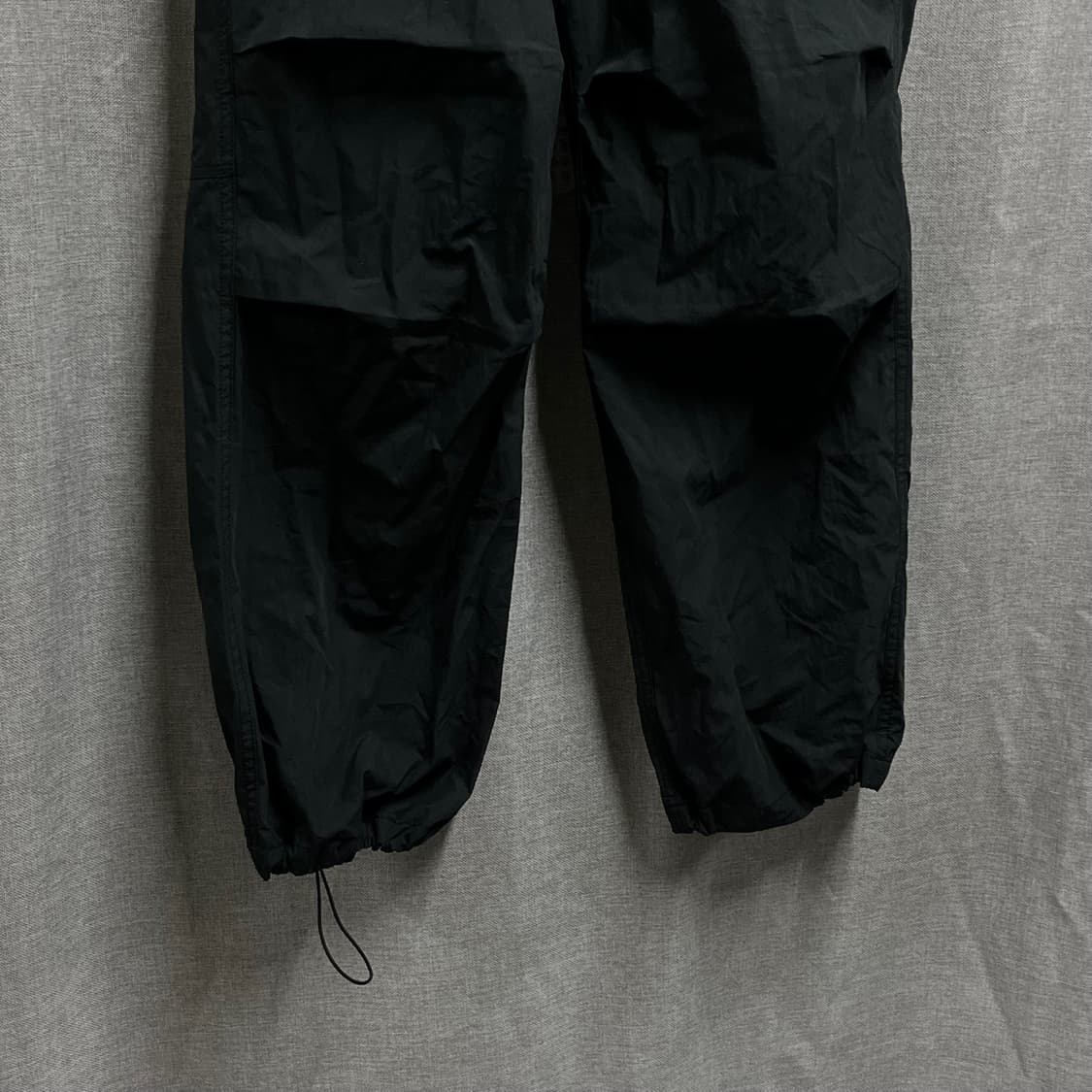 [30/밴딩] 무신사 스탠다드 블랙 파라슈트 조거팬츠 상품이미지3