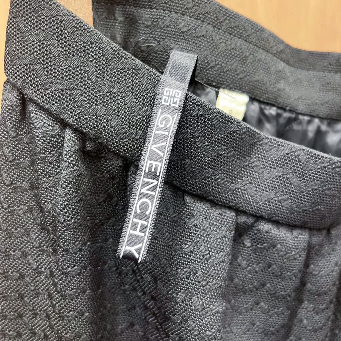 지방시 미디 스커트 사이드 지퍼 버클 물결 패턴 디테일 H라인 블랙 상품이미지6