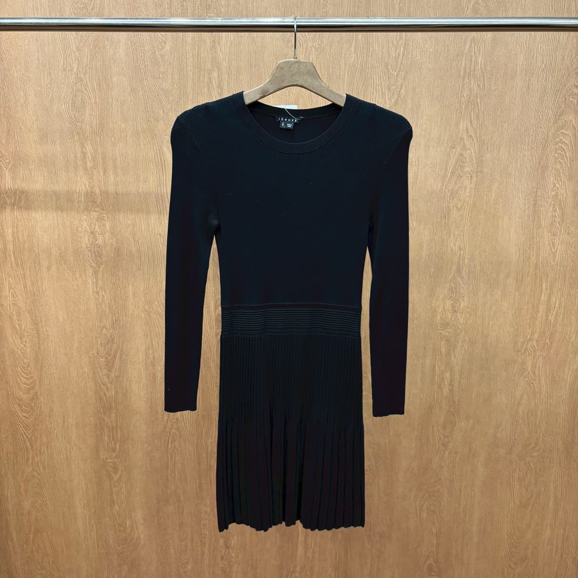 띠어리 긴팔 니트 미디 원피스 허리 절개 플리츠 디테일 슬림핏 블랙 상품이미지2