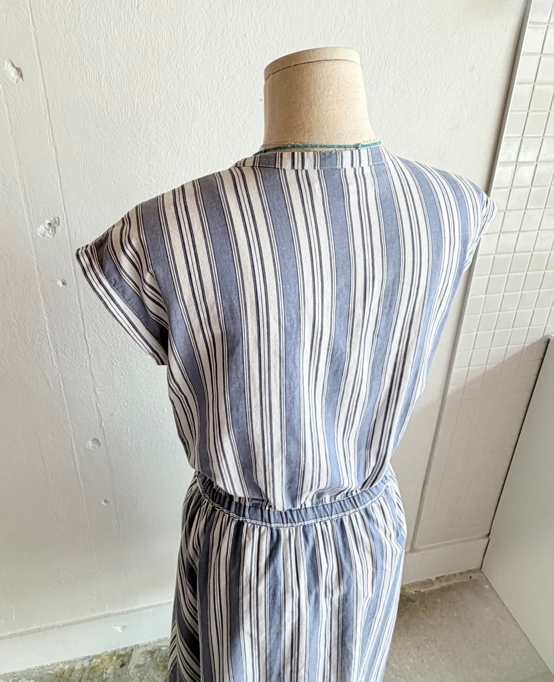 Antiqulothes V넥 블루 스트라이프 슬리브리스 원피스 상품이미지7